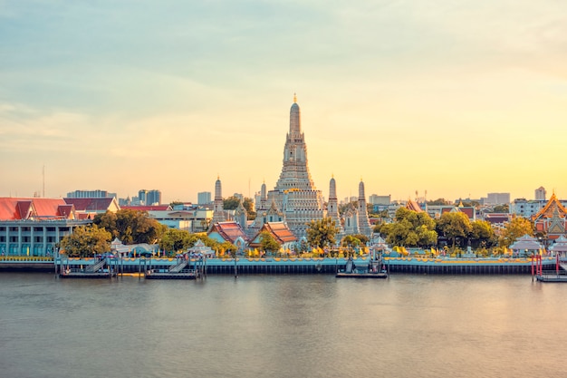 Bella vista del tempio di wat arun al tramonto a bangkok, tailandia Foto Premium