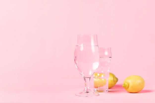 Bicchieri d'acqua e limoni Foto Gratuite
