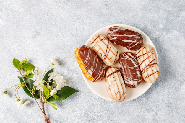 Bignè o profiteroles al cioccolato nero e bianco con crema ...