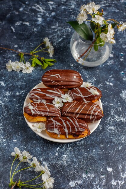 Bignè o profiteroles al cioccolato nero e bianco con crema ...