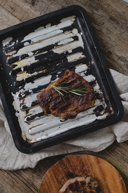Bistecca alla griglia in padella Foto Gratis