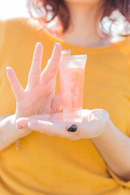 Blogger bruna che mostra prodotti cosmetici Foto Gratuite