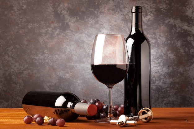 Bottiglia di vino rosso con vetro Foto Gratuite