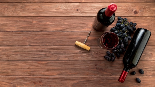 Bottiglia di vino su fondo in legno | Foto Gratis
