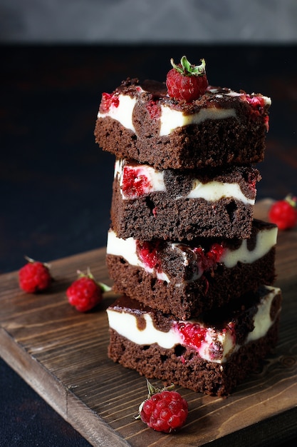 Brownies torreggia con cottage cheesecake e lamponi | Foto Gratis
