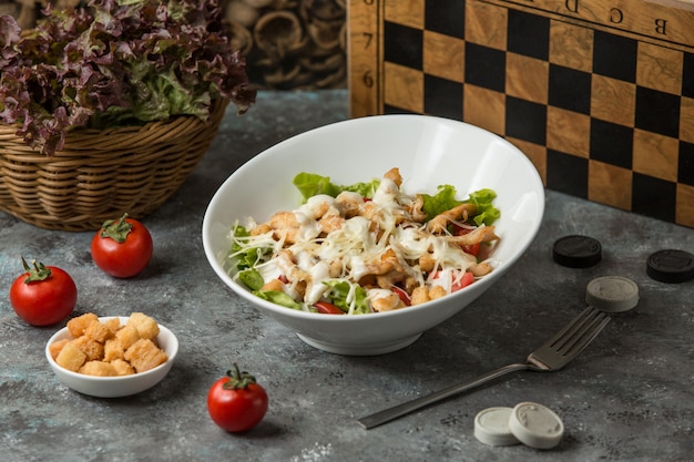 Caesar salad di gamberi sul tavolo Foto Gratuite