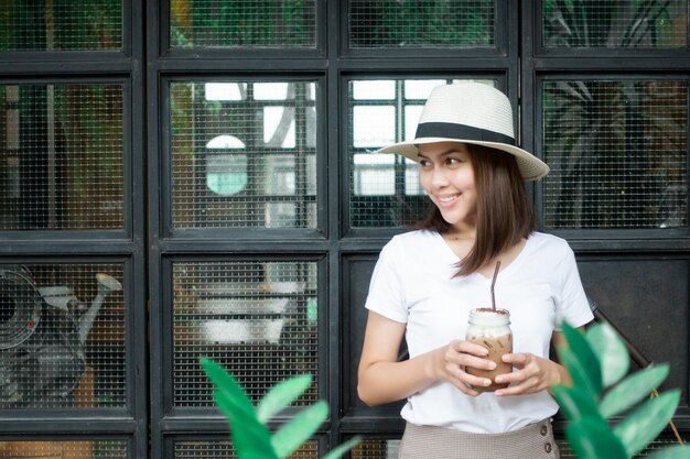 Caffè bevente della bella donna in caffetteria Foto Premium