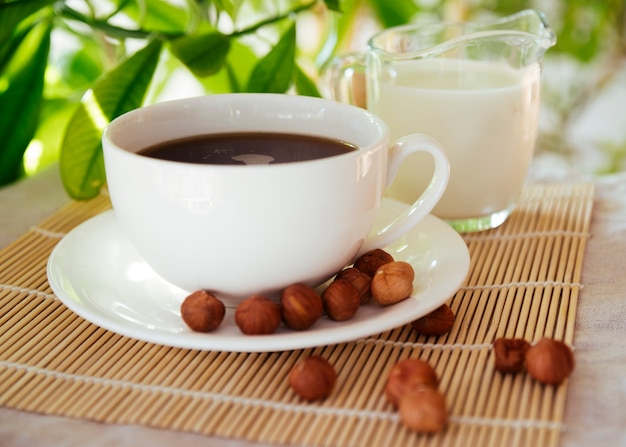 Caffè e noci sul tappetino di bambù Foto Gratuite