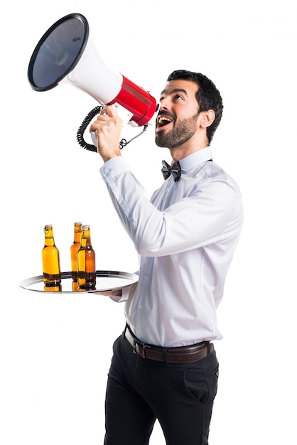 Cameriere con bottiglie di birra sul vassoio gridando dal ...