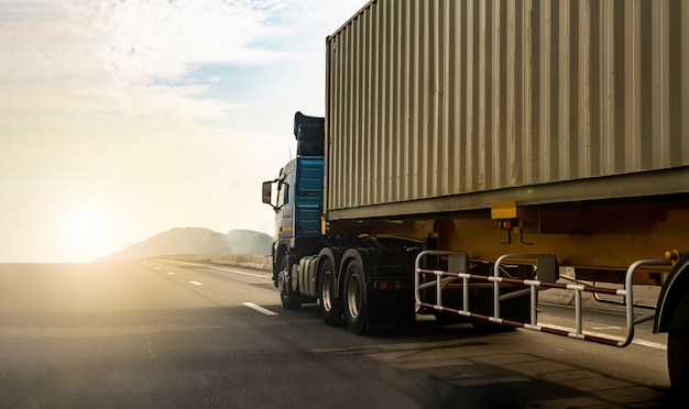 Camion del carico sulla strada della strada principale con il contenitore, trasporto sulla superstrada sfuocatura del camion al fuoco molle Foto Premium