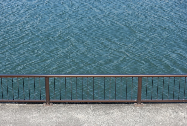 Camminare a muro con recinto di tubo maniglia in acciaio vicino al lato del fiume. Foto Premium
