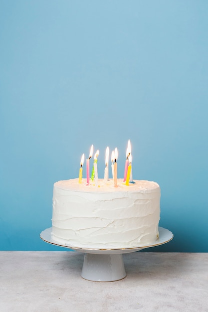 Candele accese vista frontale sulla torta di compleanno Foto Gratuite