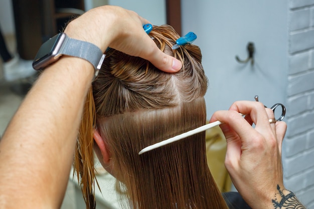 Capelli tagliati nel salone da parrucchiere | Foto Premium