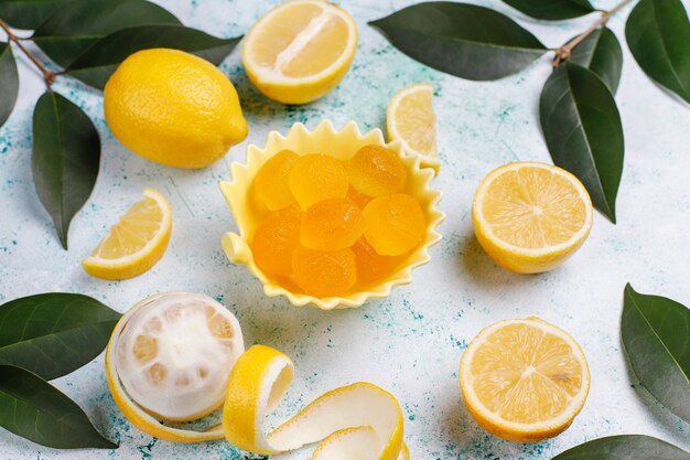 Caramelle di gelatina di limone con limoni freschi, vista ...