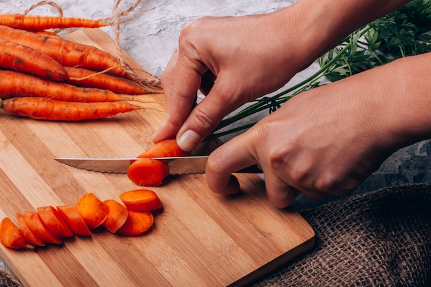 Carote di taglio nel primo piano della cucina Foto Premium