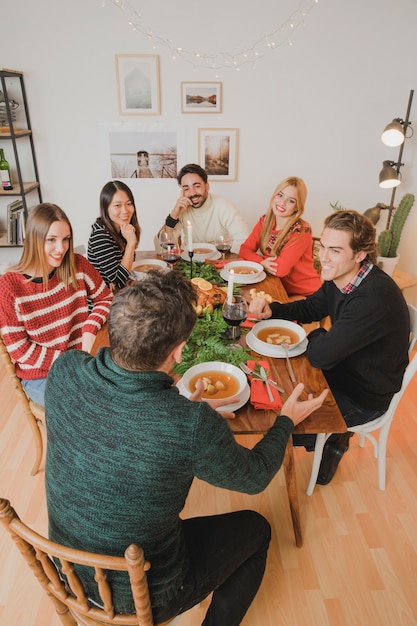 Cena di natale con sei amici | Foto Gratis