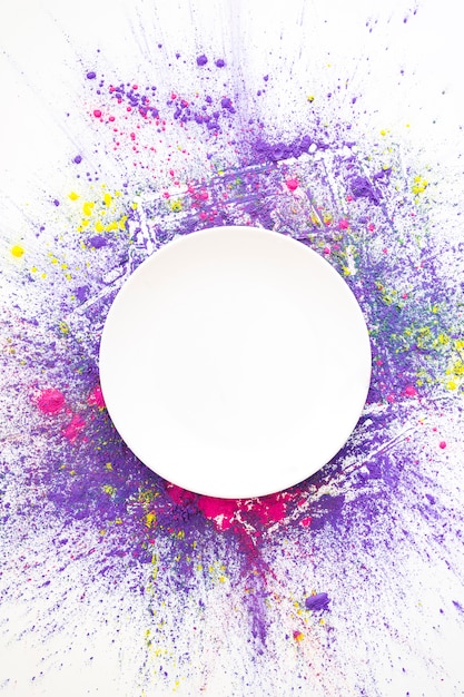 Cerchio bianco su colori asciutti brillanti rosa, viola e gialli Foto Gratuite