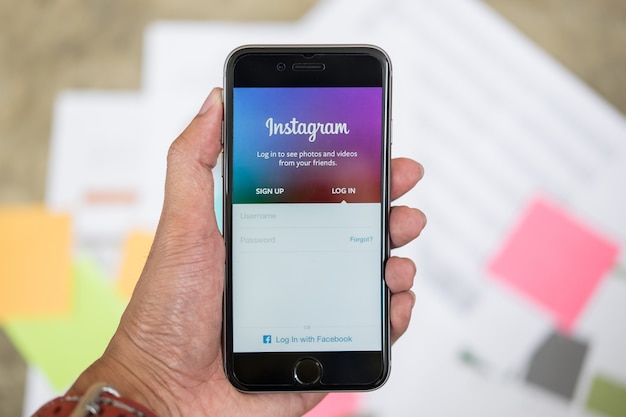 Chiang mai, tailandia - 26 settembre 2017: un iphone della tenuta della mano dell'uomo con lo schermo di connessione dell'applicazione del instagram. instagram è la più grande e più popolare fotografia di social networking. Foto Premium