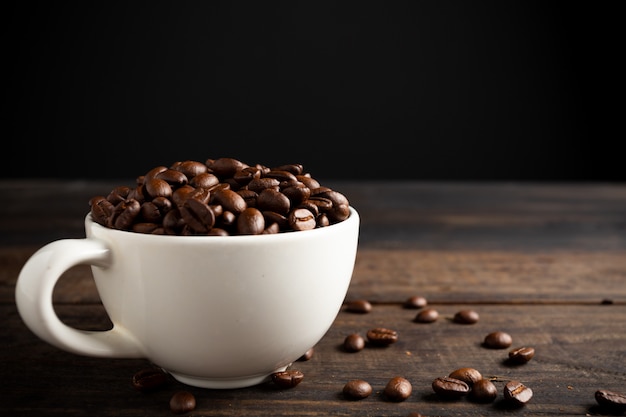 Chicchi di caffè e tazza di caffè. Foto Gratuite