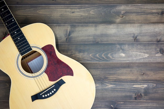 Chitarra degli strumenti musicali su vecchio fondo di legno con lo spazio della copia. effetto vintage Foto Premium