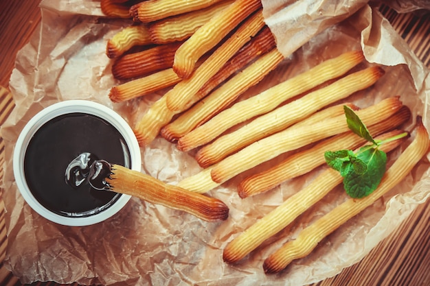 Churros cotto nel forno con il cioccolato. | Foto Premium