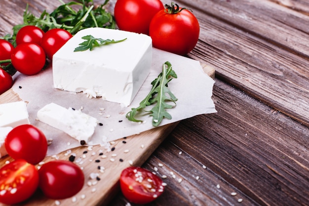 Cibo fresco e sano deliziosa cena italiana formaggio fresco servito sul bordo di legno Foto Gratuite