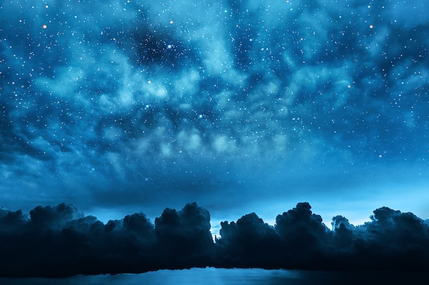 Cielo Notturno Di Sfondi Con Stelle E Luna E Nuvole Foto Premium