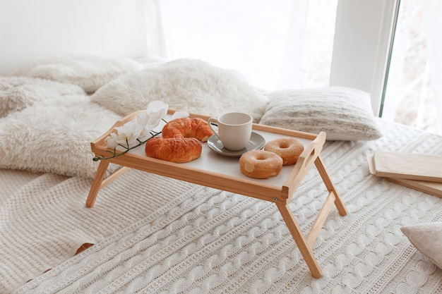 Colazione A Letto Romantica.Colazione Romantica A Letto Su Un Vassoio Di Legno Con Croissant Ciambelle E Fiori Di Orchidea Foto Gratis