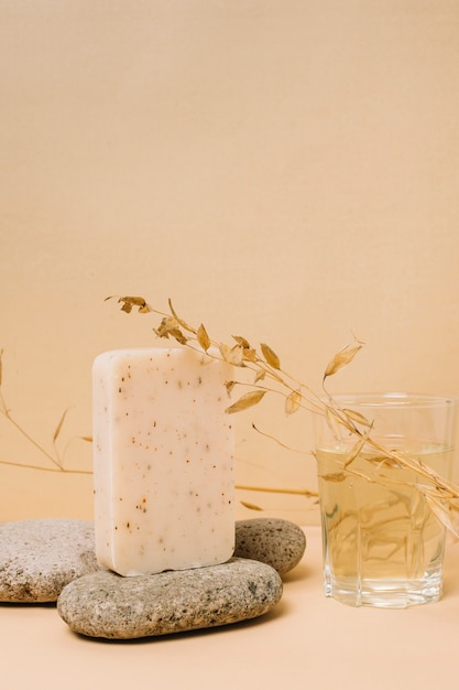 Colpo verticale della barra di sapone organico Foto Gratuite