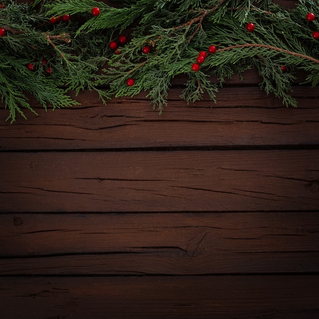 Composizione in natale dei pini su un fondo di legno con lo spazio della copia Foto Gratuite