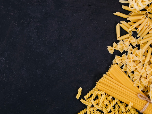 Composizione piatta laici di pasta con copyspace Foto Gratuite