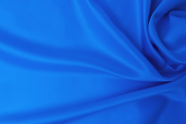 Concetto di tessuto e trama di colore blu classico alla moda. campione di tessuto di seta ondulato di colore blu classico - primo piano. Foto Premium