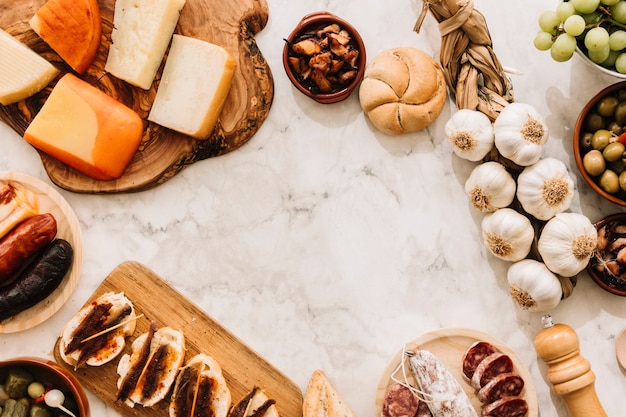 Confine dal cibo assortito Foto Gratuite