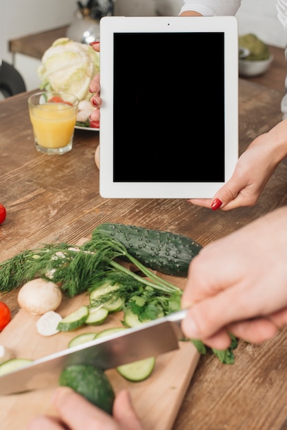 Coppia con modello di tablet in cucina | Foto Gratis