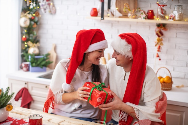 Regali Di Natale Coppia.Coppia Di Innamorati In Regali Di Cappelli Di Babbo Natale Foto Premium