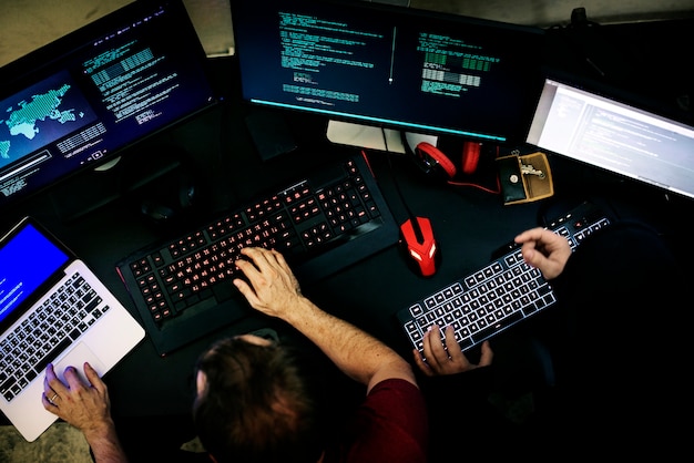 Coppia di persone che lavorano alla programmazione di codici di computer Foto Premium