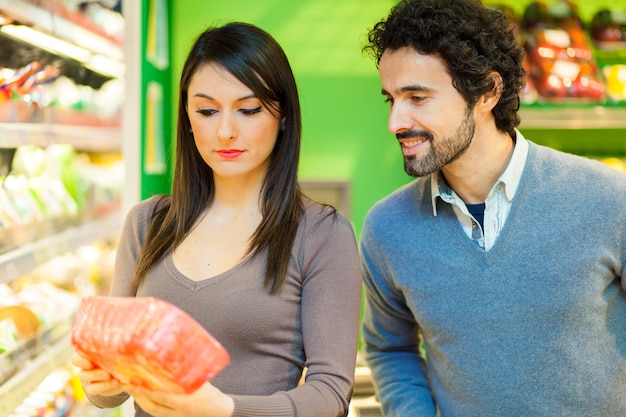 Coppia lo shopping in un supermercato Foto Premium
