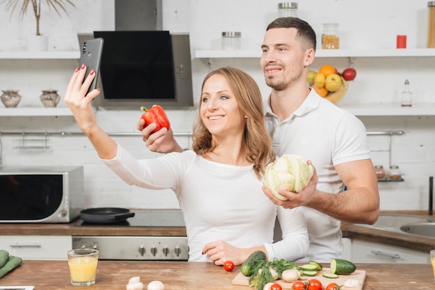 Coppia prendendo selfie in cucina | Foto Gratis