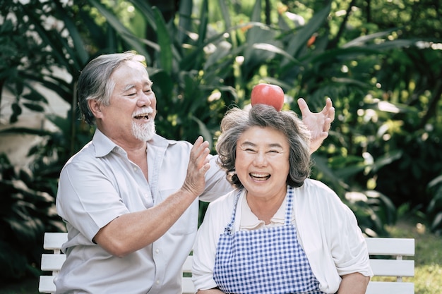 Coppie anziane cucinare cibo sano insieme Foto Gratuite