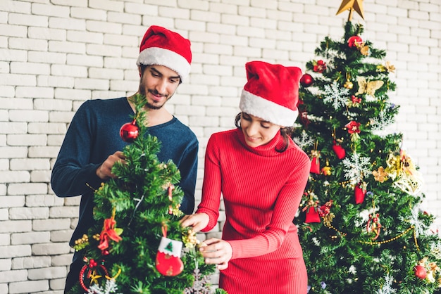 Immagini Romantiche Di Natale.Coppie Dolci Romantiche In Cappelli Di Santa Divertendosi Decorando L Albero Di Natale E Sorridendo Mentre