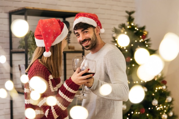 Immagini Romantiche Di Natale.Coppie Romantiche Alla Cena Di Natale Foto Gratis