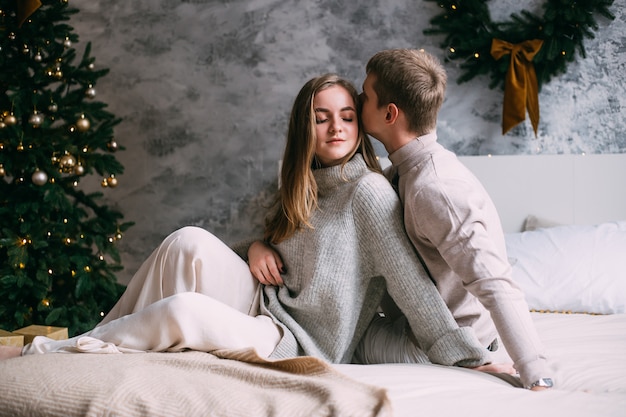 Immagini Natalizie Romantiche.Foto Premium Coppie Romantiche Nell Amore A Casa Nel Periodo Natalizio