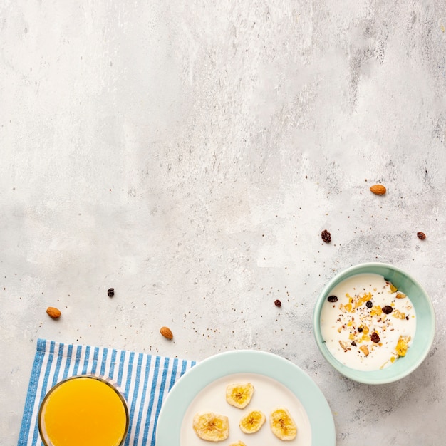 Cornice piatta con latte e cereali in ciotole Foto Gratuite