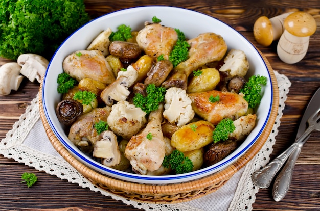 Cosce di pollo al forno con patate, champignon e ...