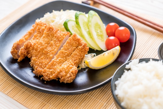 Cotoletta di maiale fritta nel grasso bollente giapponese ...