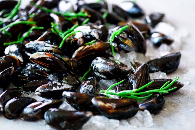 Cozze Bollite Con Alghe Piante Di Mare Su Cemento Armato Foto Premium