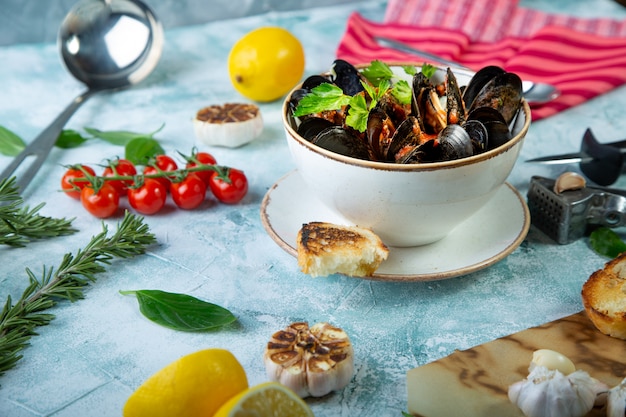 Cozze in piastra servito con pomodori, toast e limone e aglio Foto Premium
