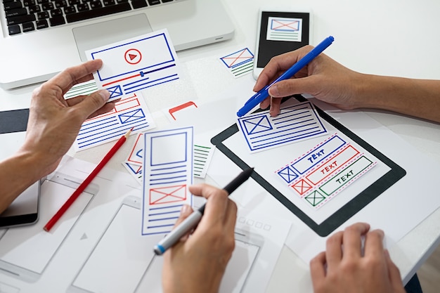 Creative web designer pianifica l'applicazione e sviluppa il framework di layout del modello Foto Premium