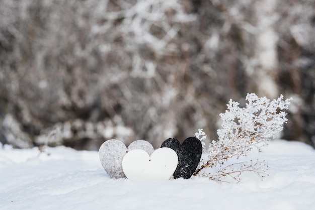 Cuori Di San Valentino Su Sfondo Di Neve Invernale Concetto Di Giorno Di San Valentino Foto Gratis