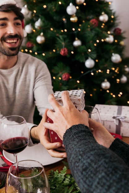 Regali Di Natale Ad Un Amico.Dando Due Regali Ad Un Amico Durante La Cena Di Natale Foto Gratis